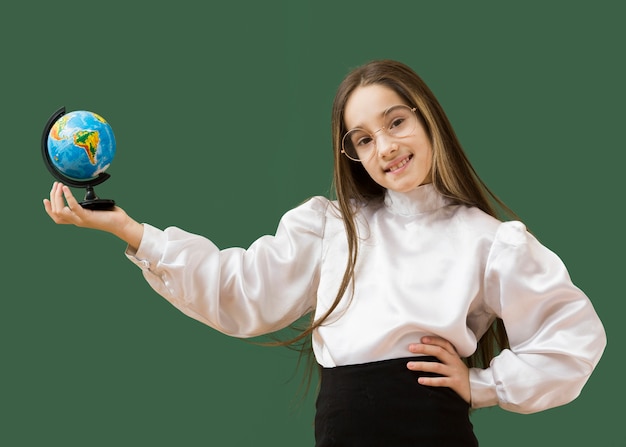 Adorable niña sosteniendo globo