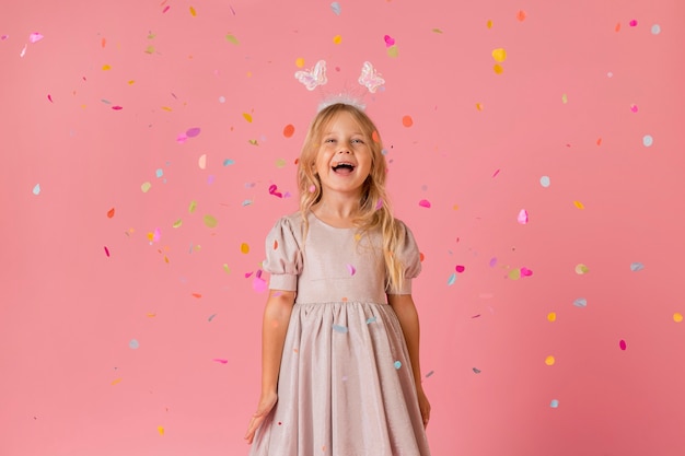 Foto gratuita adorable niña en traje con confeti