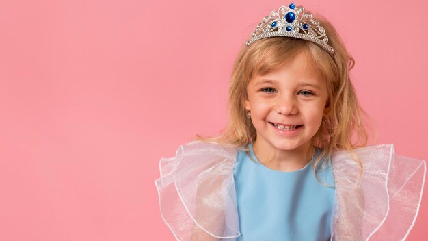 Adorable niña en traje con espacio de copia