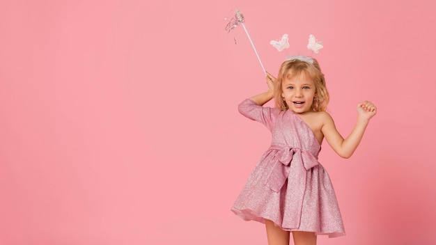 Foto gratuita adorable niña con traje de hadas con espacio para copiar y querer