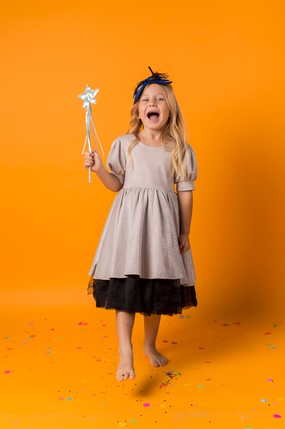 Adorable niña en traje con máscara