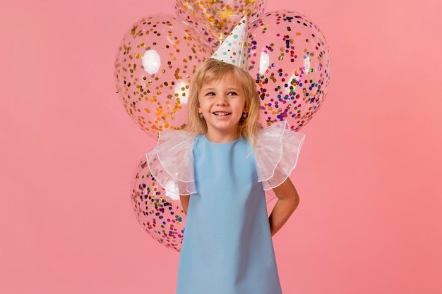 Adorable niña en traje