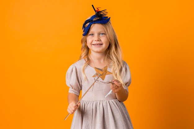 Adorable niña en traje