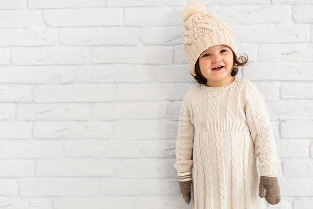 Adorable niña vestida de invierno