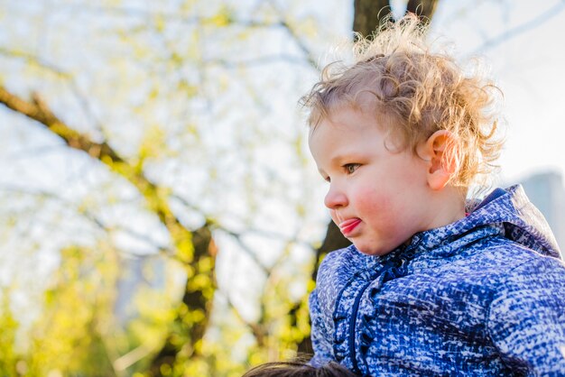 Adorable niño al aire libre