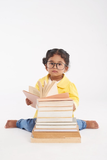 Foto gratuita adorable niño envuelto en lectura