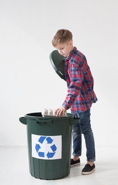Adorable niño feliz de reciclar