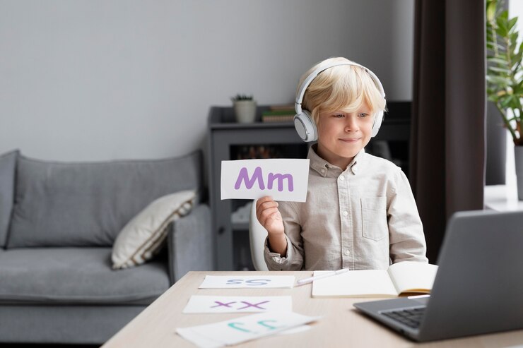 Foto gratuito adorable niño haciendo una sesión en línea de logopedia