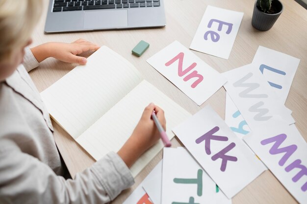 Adorable niño haciendo una sesión en línea de logopedia