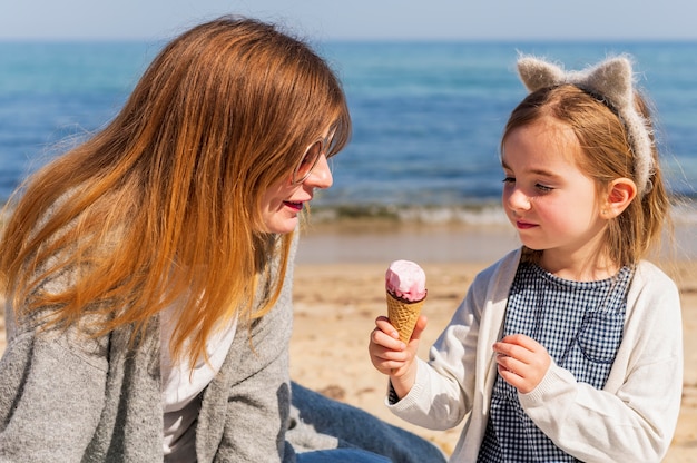 Foto gratuita adorable niño con helado