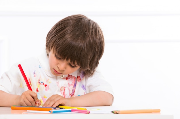 Foto gratuita adorable niño junto a la mesa