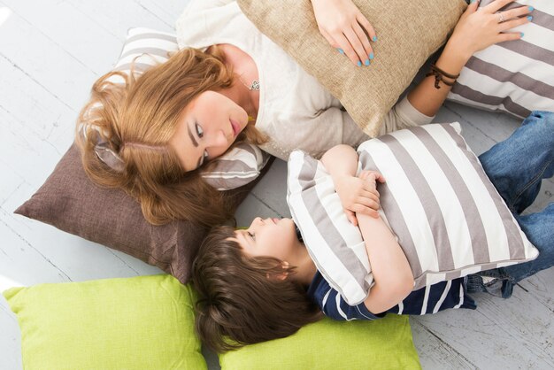 Adorable niño con madre en el piso