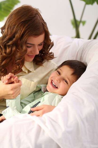 Adorable niño y madre