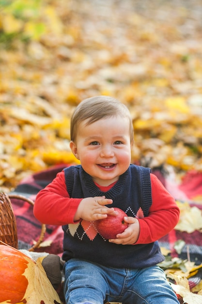 Foto gratuita adorable niño con una manzana riendo