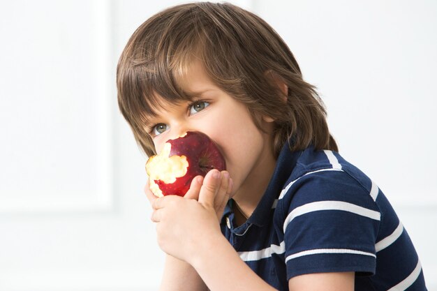 Adorable niño con manzana