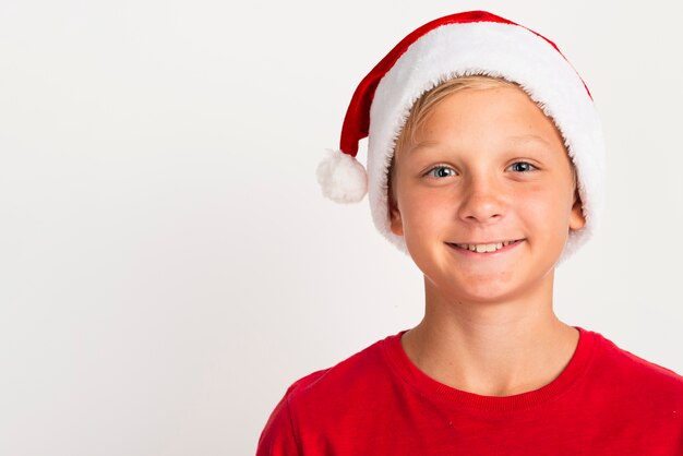 Adorable niño de Navidad con espacio de copia