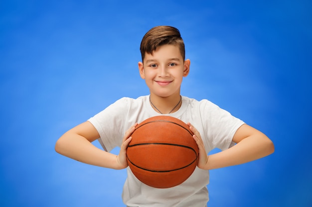 Adorable niño niño con pelota de baloncesto