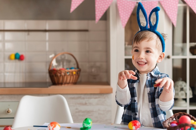 Foto gratuita adorable niño con orejas de conejo posando