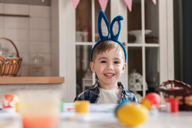 Adorable niño con orejas de conejo sonriendo