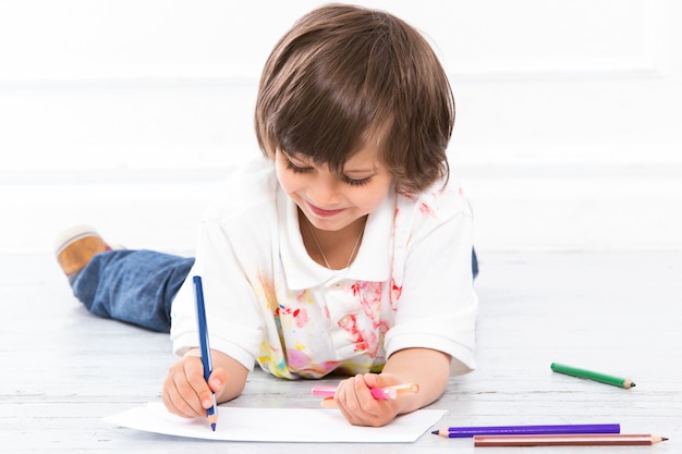 Foto gratuita adorable niño en el piso