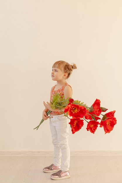 Adorable niño posando con flor