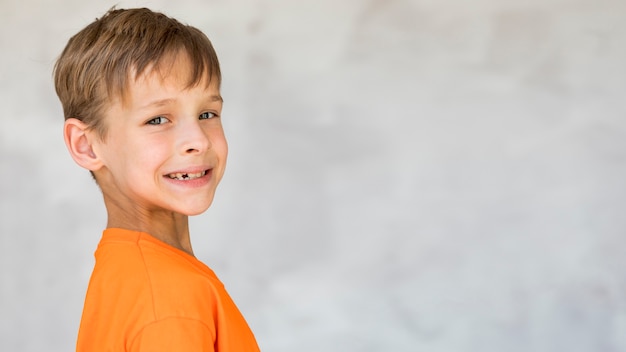 Adorable niño sonriendo con espacio de copia