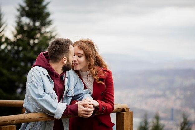 Adorable pareja abrazada en la naturaleza