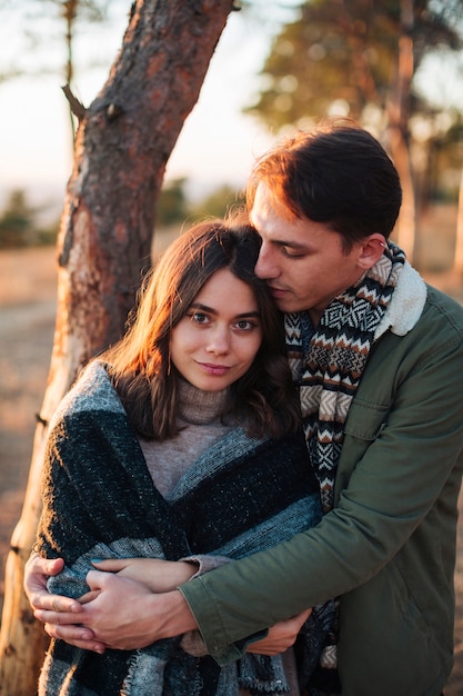 Adorable pareja abrazándose al aire libre