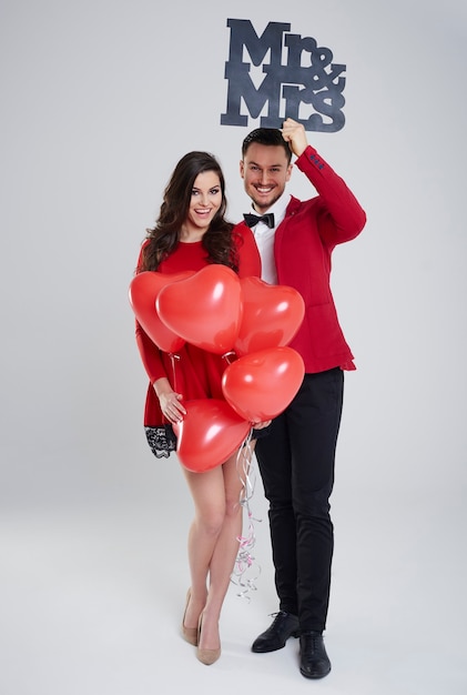 Adorable pareja con accesorios de San Valentín