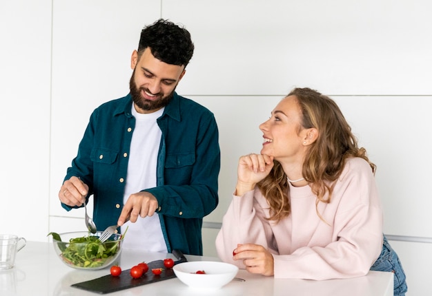 Adorable pareja cocinando juntos en casa