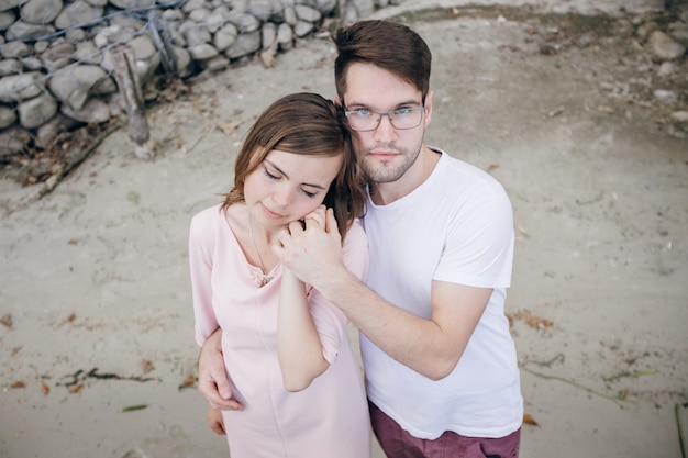 Foto gratuita adorable pareja cogida de la mano sobre la arena