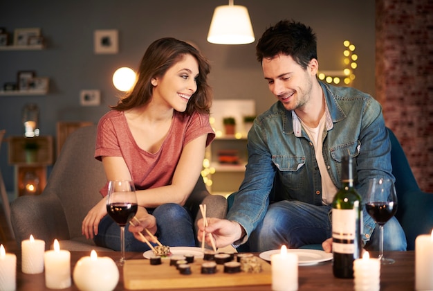 Adorable pareja comiendo en casa