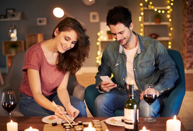 Adorable pareja comiendo en casa