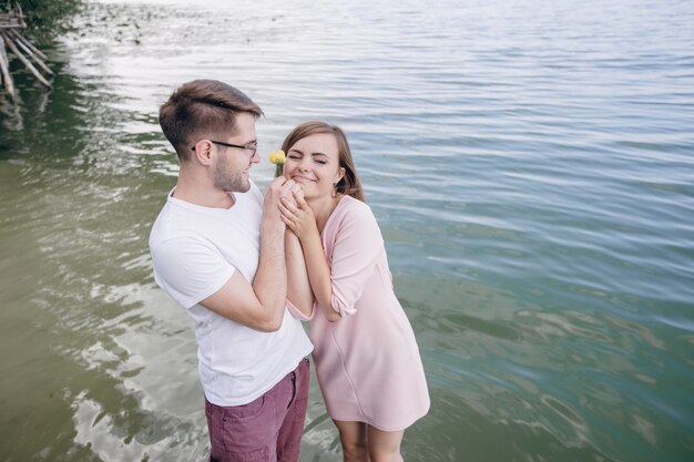 Adorable pareja con una flor amarilla