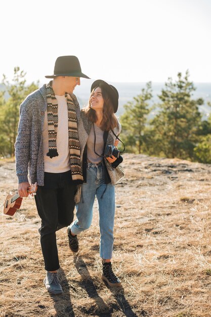 Adorable pareja joven al aire libre