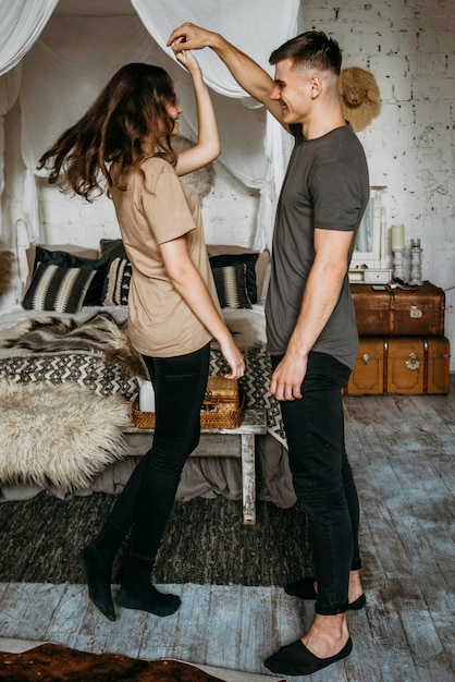 Foto gratuita adorable pareja joven bailando juntos