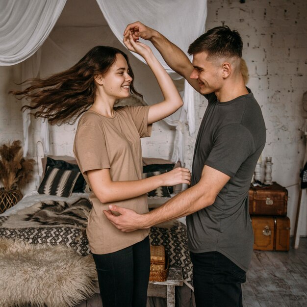 Adorable pareja joven bailando juntos