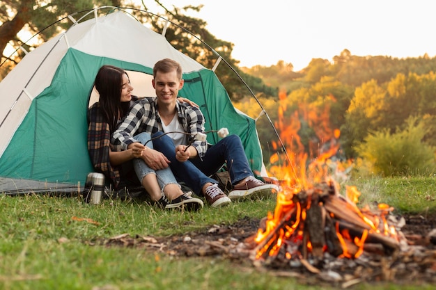 Adorable pareja joven disfrutando del tiempo en la naturaleza