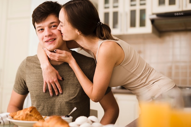 Adorable pareja joven enamorada