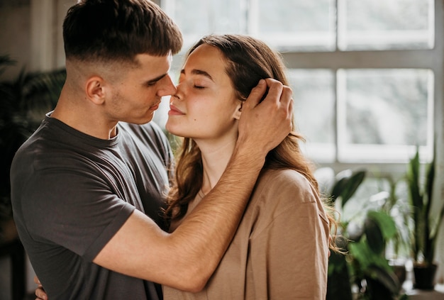 Foto gratuita adorable, pareja joven, enamorado