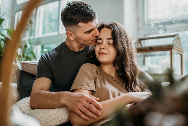 Foto gratuita adorable, pareja joven, enamorado