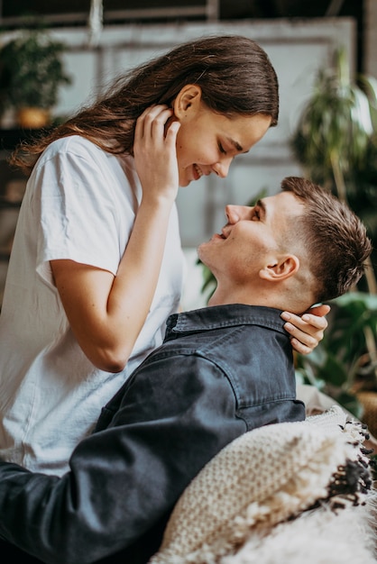 Foto gratuita adorable, pareja joven, enamorado