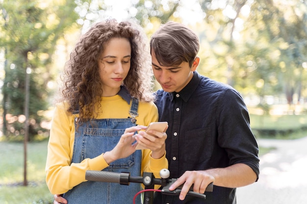 Adorable, pareja joven, juntos