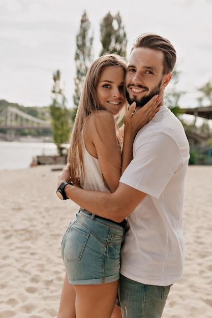 Adorable pareja joven posando al aire libre