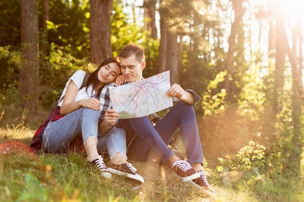 Foto gratuita adorable pareja joven relajándose en la naturaleza