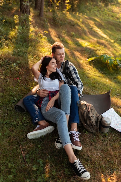 Adorable, pareja joven, relajante, aire libre