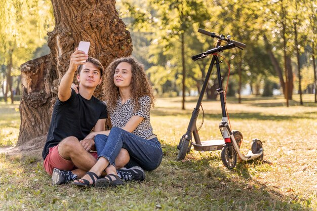 Adorable pareja joven tomando un selfie al aire libre