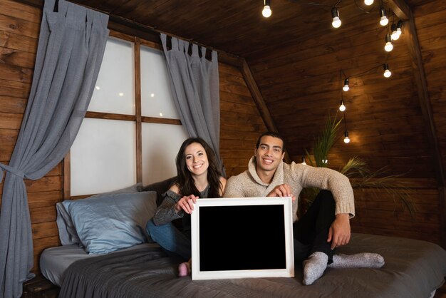 Adorable pareja juntos en cama