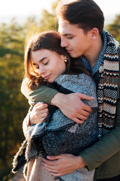 Adorable pareja juntos en la naturaleza