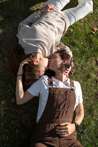 Adorable pareja de lesbianas besándose al aire libre